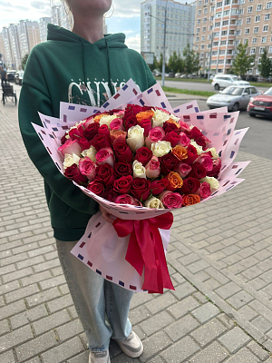 Яркий букет из 101 кенийской розы